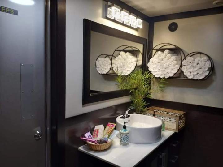 Large Mobile Restrooms Miami