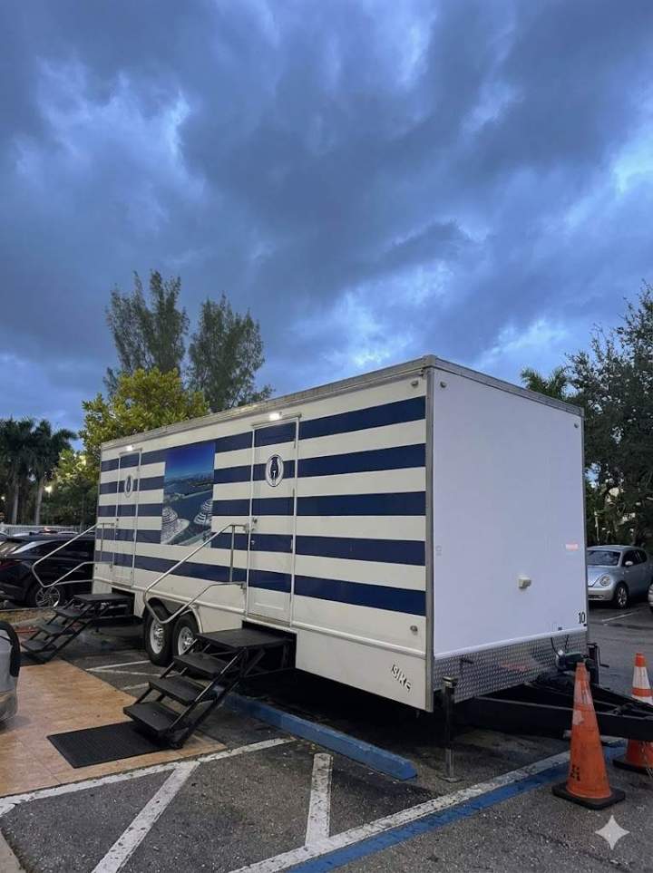 Oasis Voyage 10 Stall Luxury Restroom Trailer