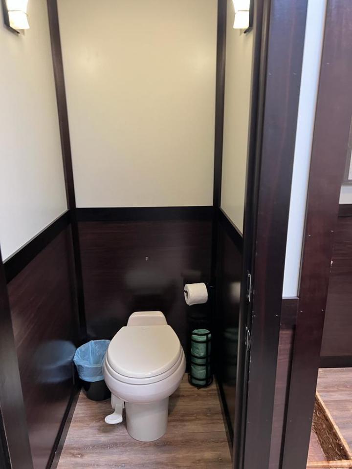 Large Mobile Restrooms Miami